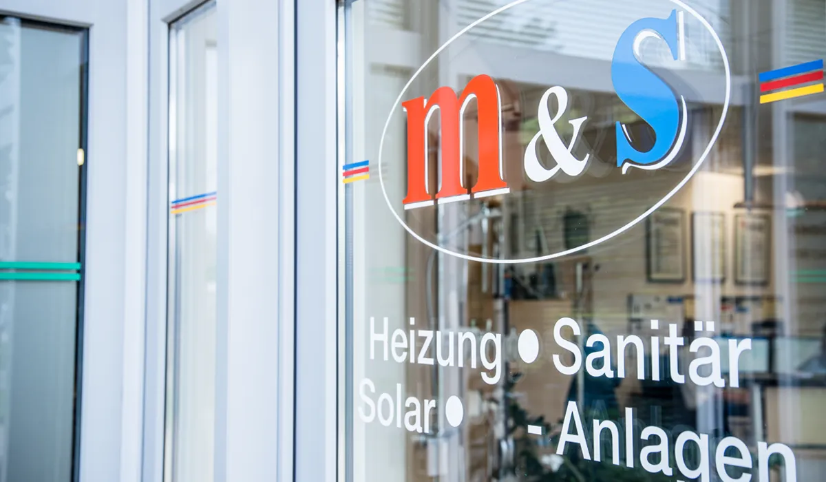 Eingangsbereich mit einer Beschrift der Fenster der Firma