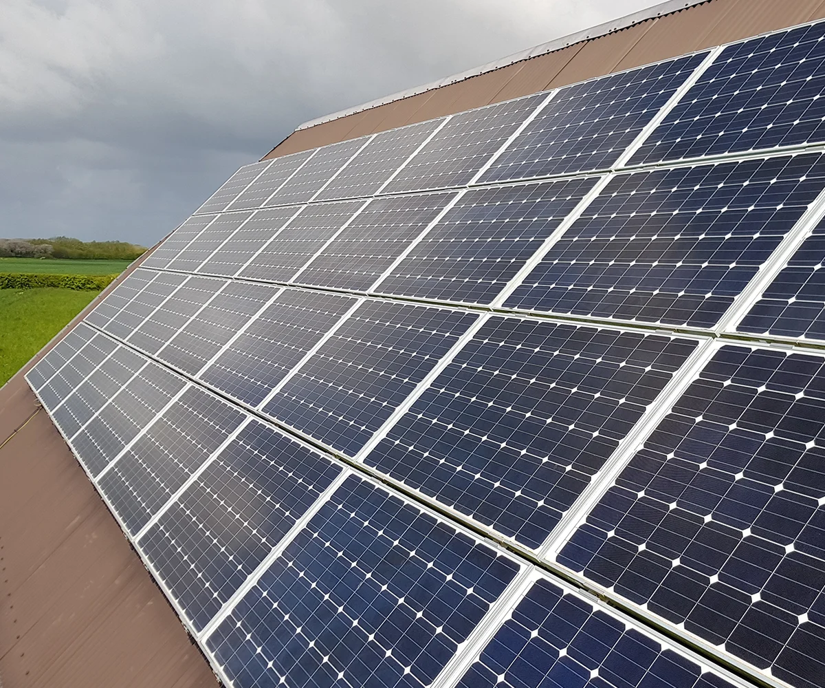 Einige Solarpanele auf einem Hausdach